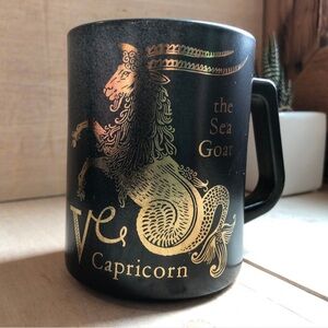 FEDERAL GLASS ZODIAC SIGN CAPRICORN MILK GLASS MUG IN BLACK & DEEP GOLD
